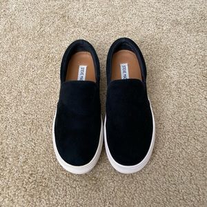 Steve Madden Gill Sneaker (Black Slip-Ons)